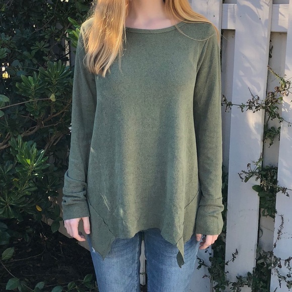 Women’s Olive SUPER Soft Top with Shark Bite Hem. - Picture 4 of 5